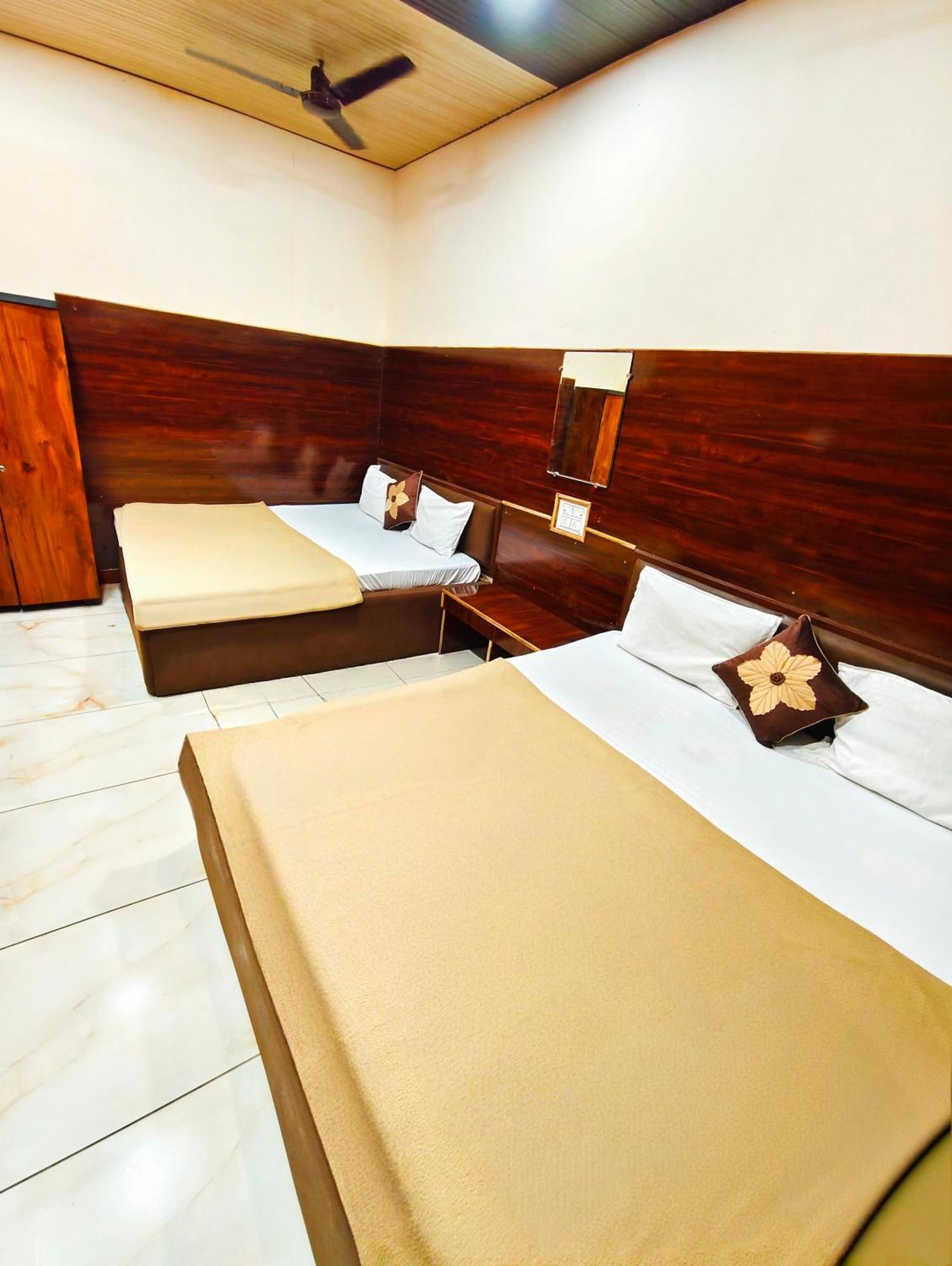 Hotel Om Palace Уджайн Екстериор снимка