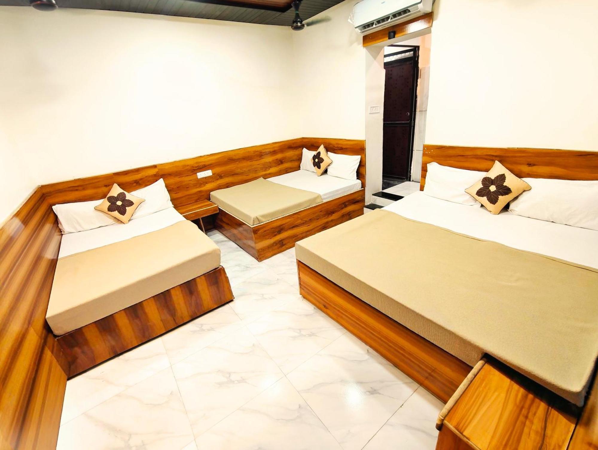 Hotel Om Palace Уджайн Екстериор снимка