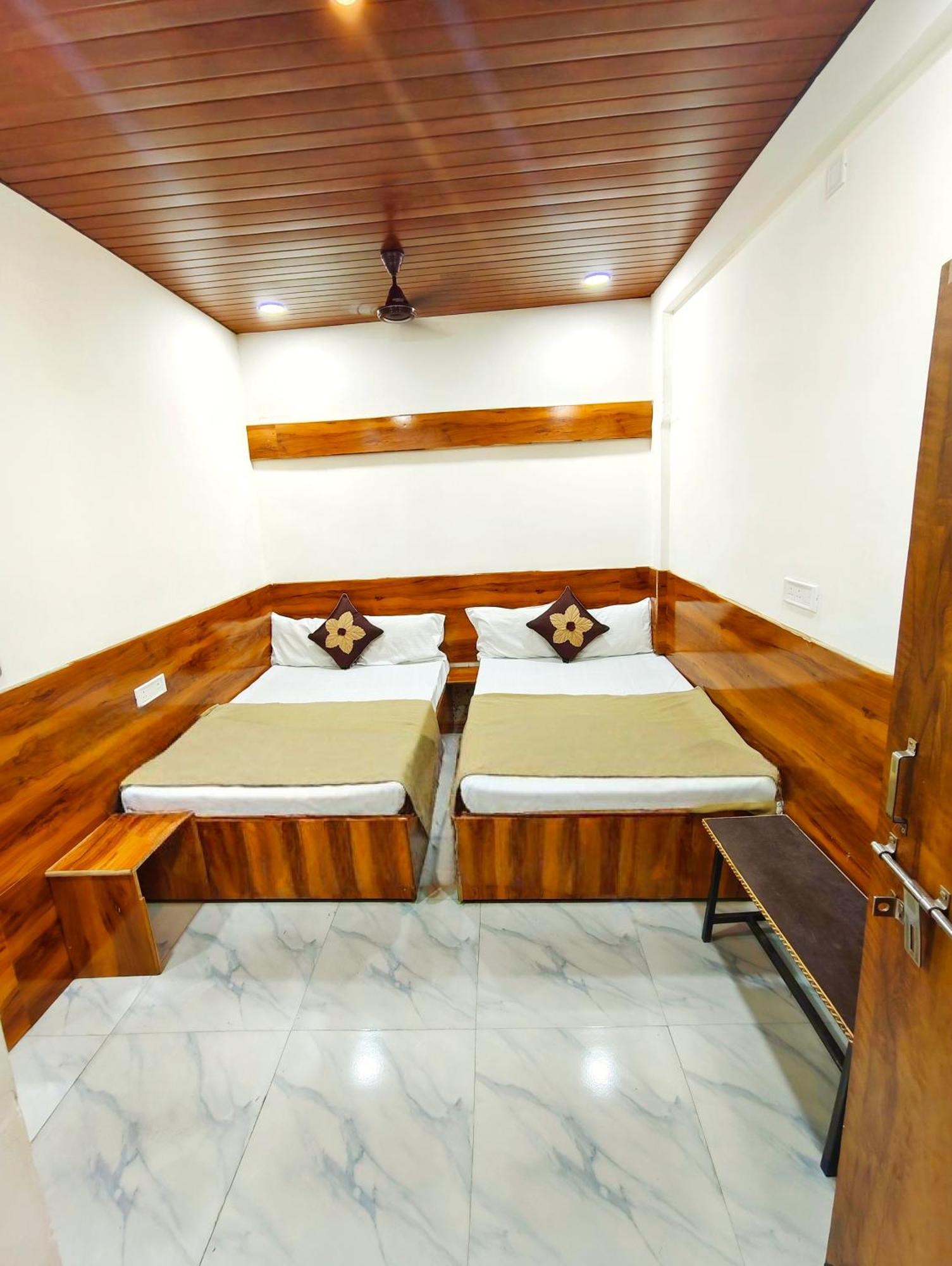 Hotel Om Palace Уджайн Екстериор снимка